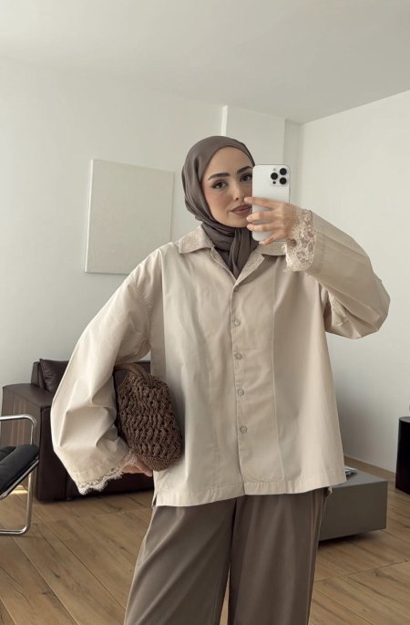 قميص بيج مع دانتيل